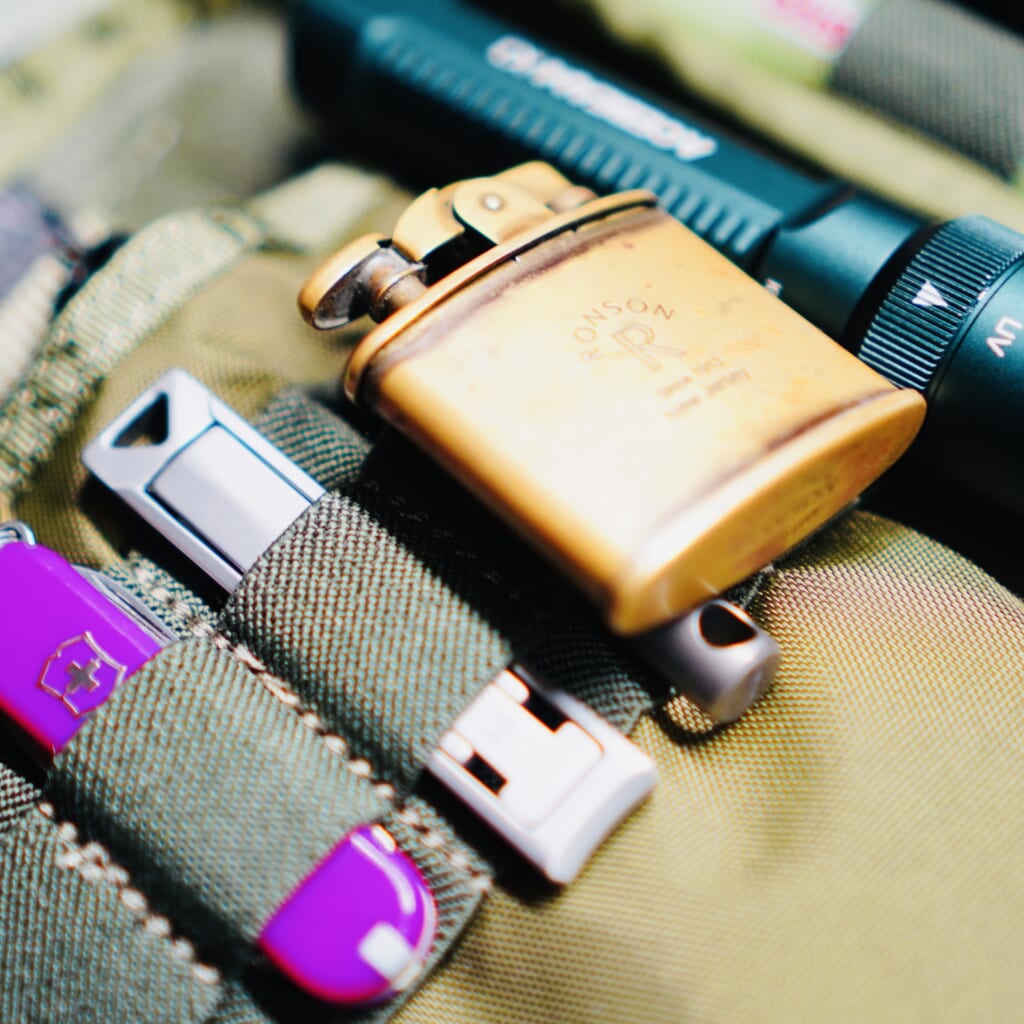 MAXPEDITIONのEDCポーチに入れたVICTORINOX クラシックSDとRONSONのオイルライター