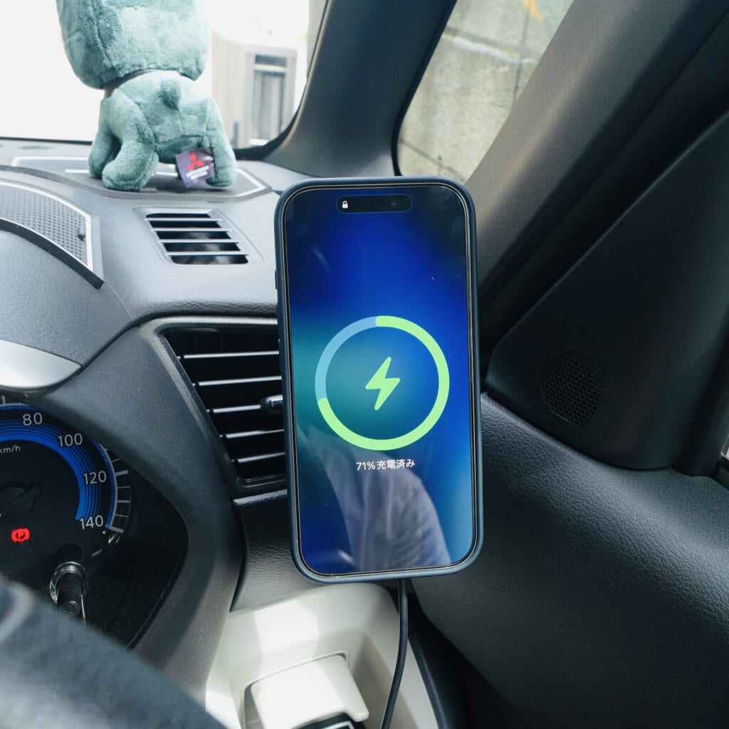 エアコン吹き出し口に付けたCIOの車載ワイヤレス充電器