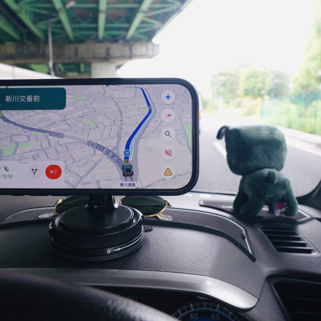 TORRASのMagSafe対応車載ホルダーでナビを横向きに表示