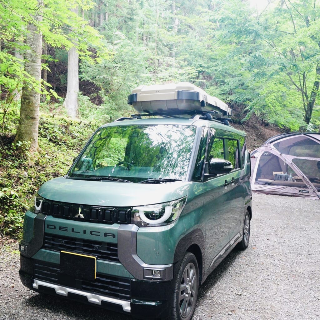 キャンプ場に停めた軽自動車デリカミニ